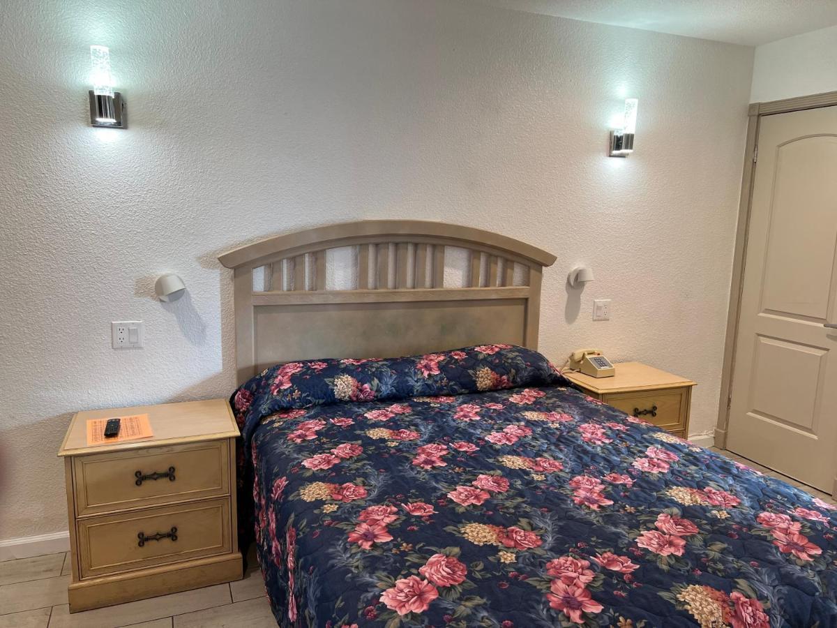 Sherwood Motel Палмдейл Екстериор снимка