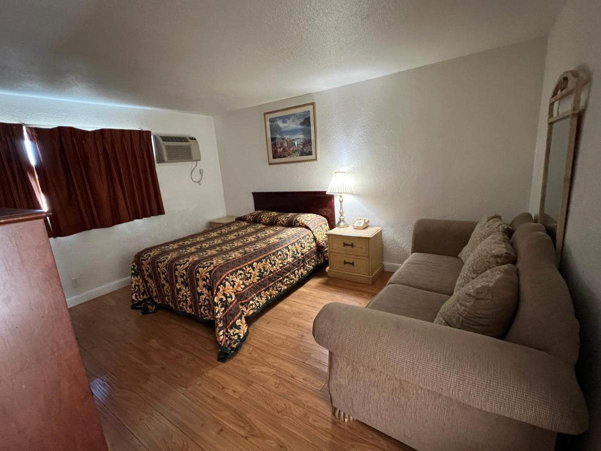 Sherwood Motel Палмдейл Екстериор снимка